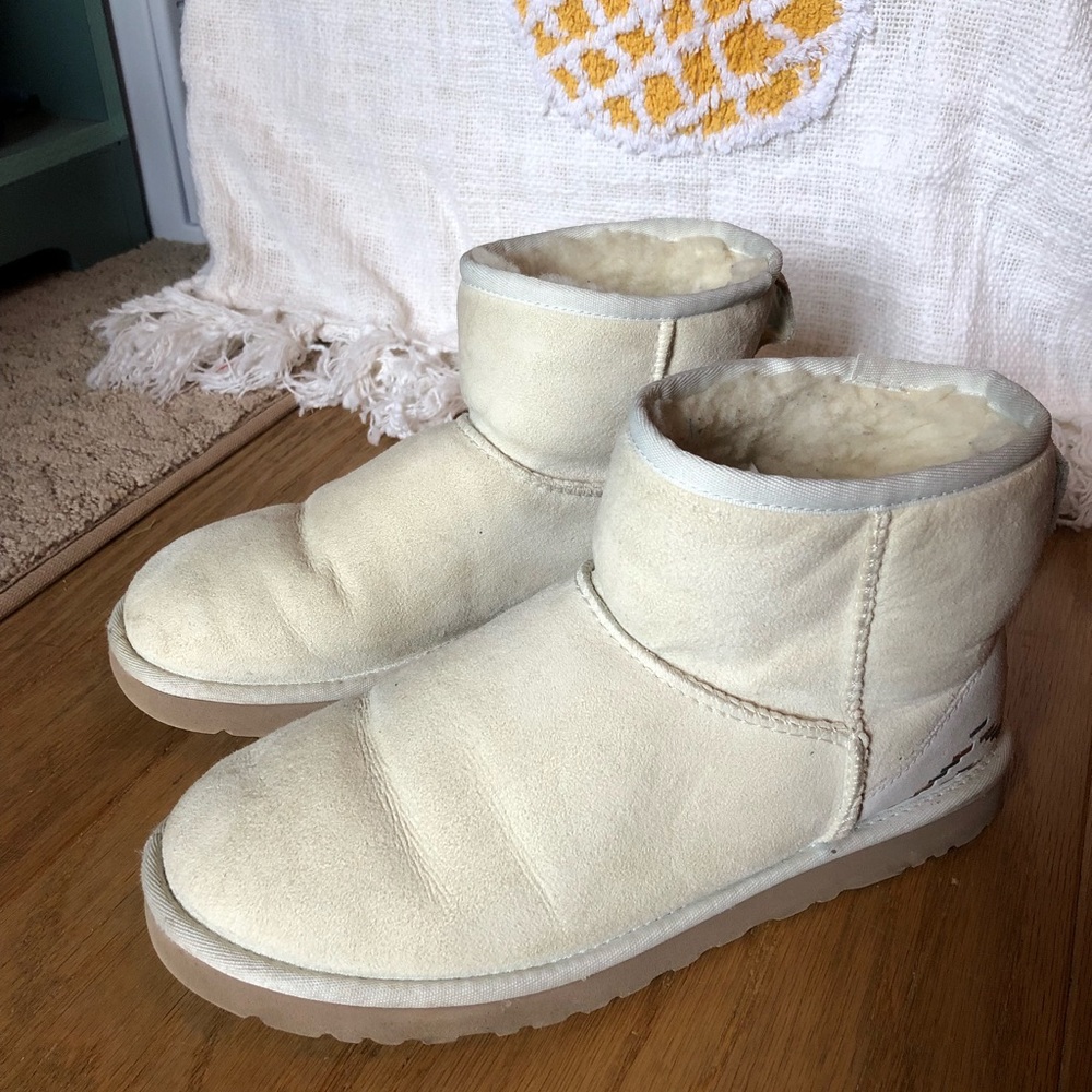 Cream Uggs - Picture 1 of 4